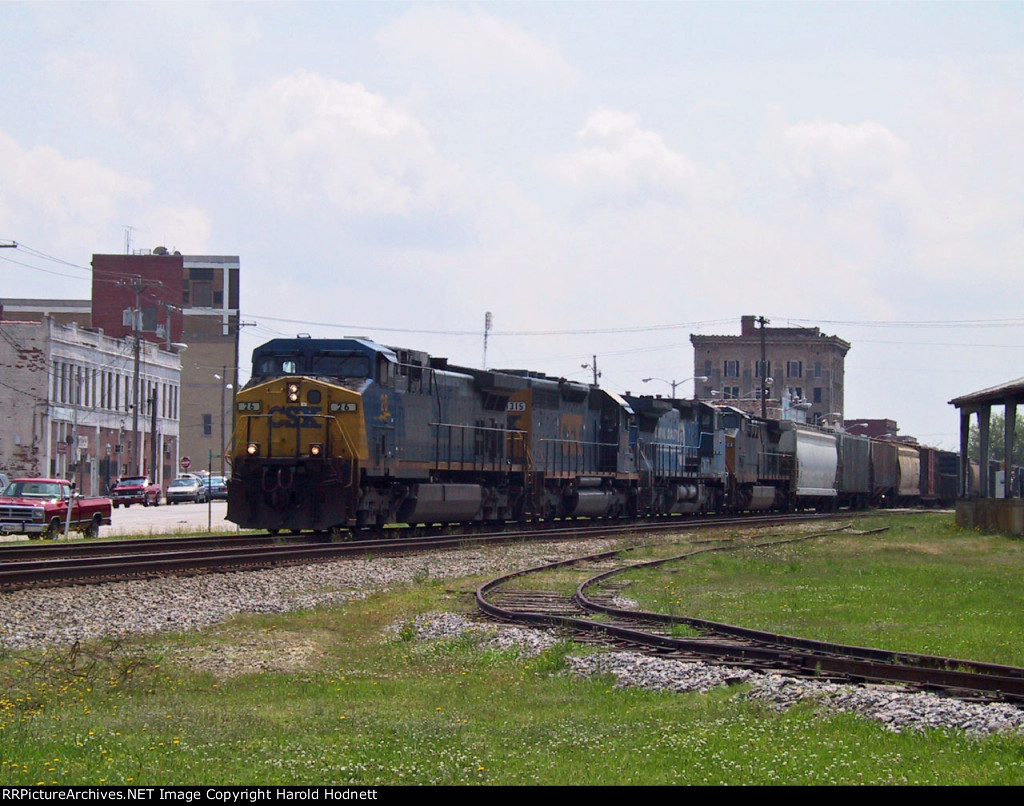 CSX 26 leads a northbound train thru downtown